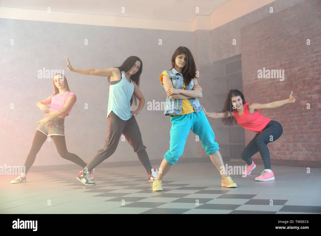 Groupe de jeunes danseurs hip-hop en studio Banque D'Images