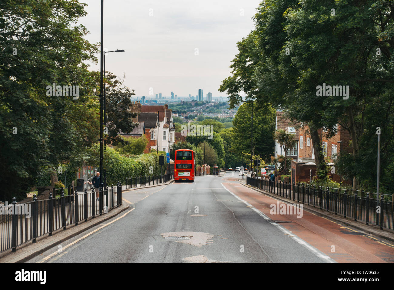 Un bus à impériale se retire d'un arrêt à Muswell Hill, au nord de Londres. Banque D'Images