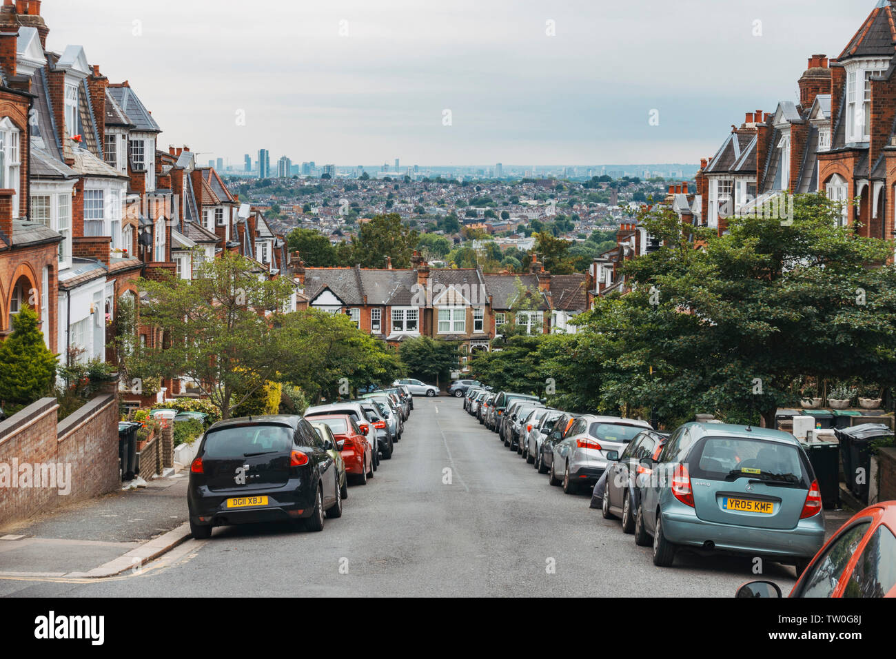 En regardant la terrasse paisible, rues de Muswell Hill, au nord de Londres, sur un matin d'été humide. Toits de Londres est visible derrière Banque D'Images