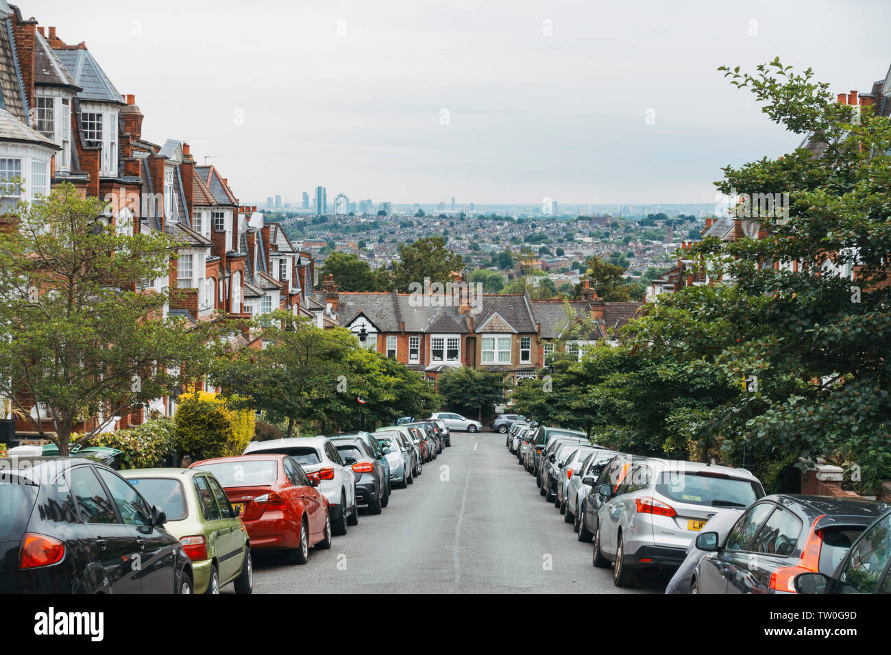 En regardant la terrasse paisible, rues de Muswell Hill, au nord de Londres, sur un matin d'été humide. Toits de Londres est visible derrière Banque D'Images