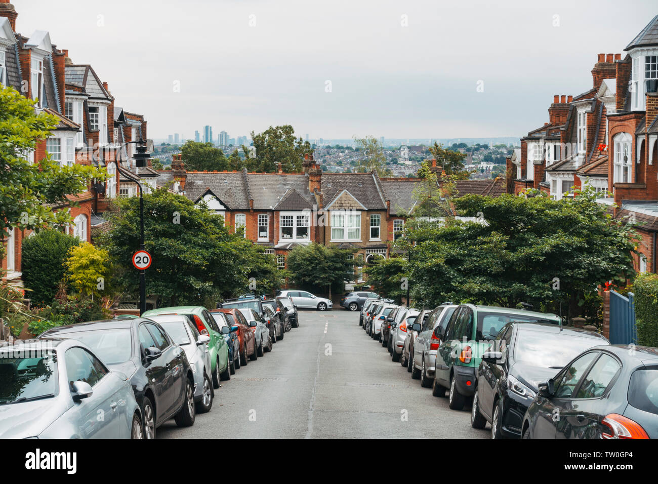 En regardant la terrasse paisible, rues de Muswell Hill, au nord de Londres, sur un matin d'été humide. Toits de Londres est visible derrière Banque D'Images