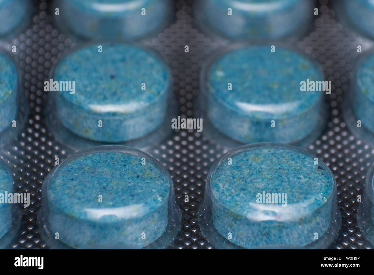 Blue pills emballés dans une pellicule plastique close-up Banque D'Images