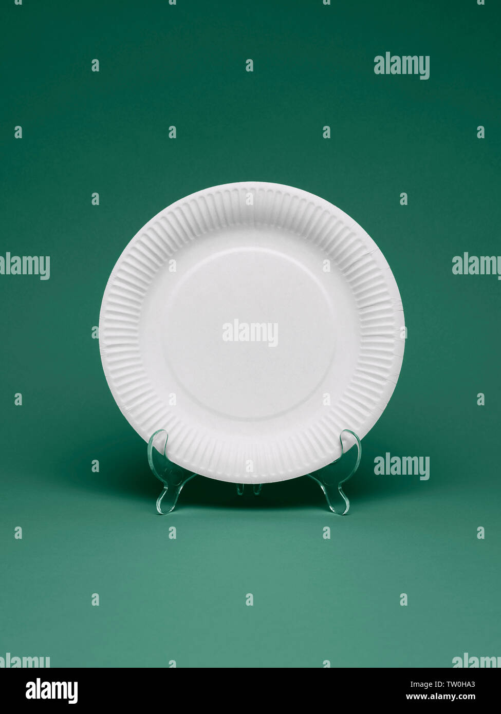 Une plaque de papier vierge sur un support d'affichage. Banque D'Images