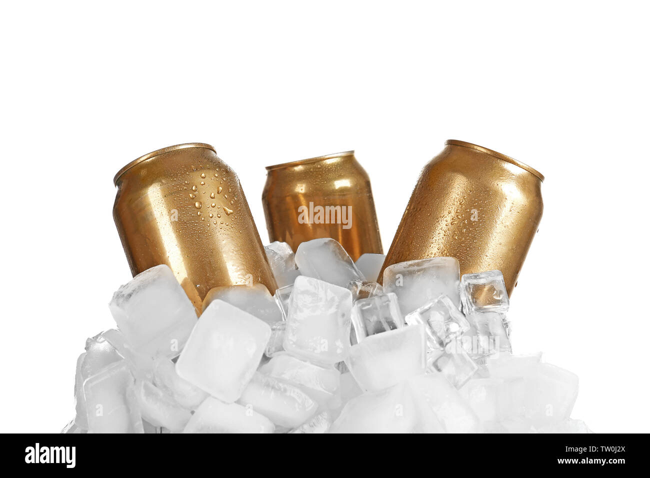 Canettes de bière dans la glace sur fond blanc Banque D'Images