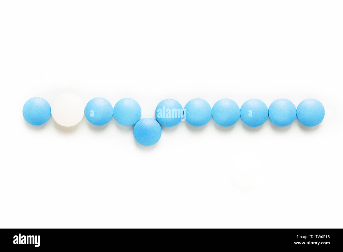 Médicaments et santé bleu et blanc concept comprimés comprimés ou médicaments on white background with copy space Banque D'Images