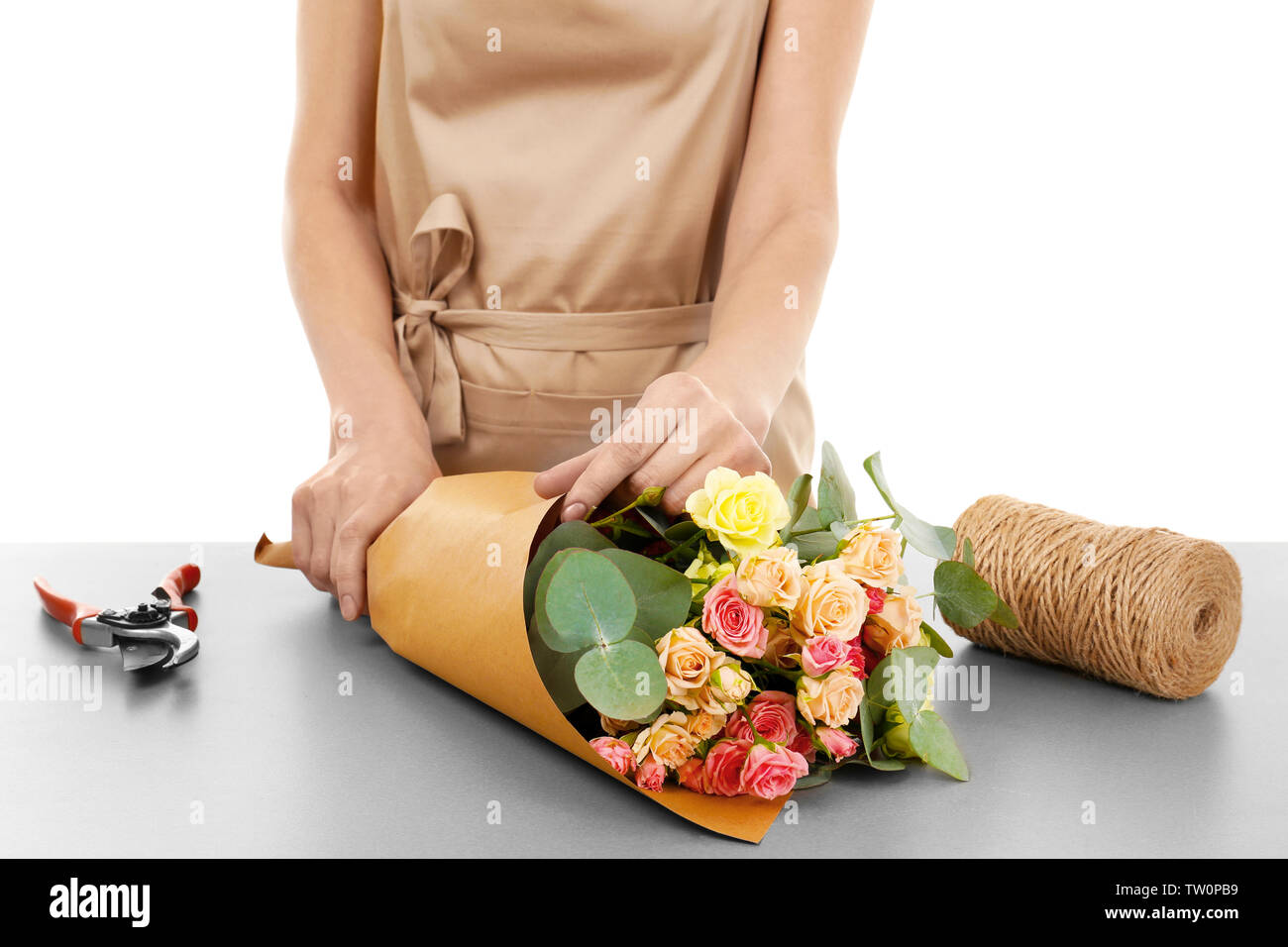 Fleuriste bouquet de fleurs femelles d'emballage en papier sur fond blanc Banque D'Images