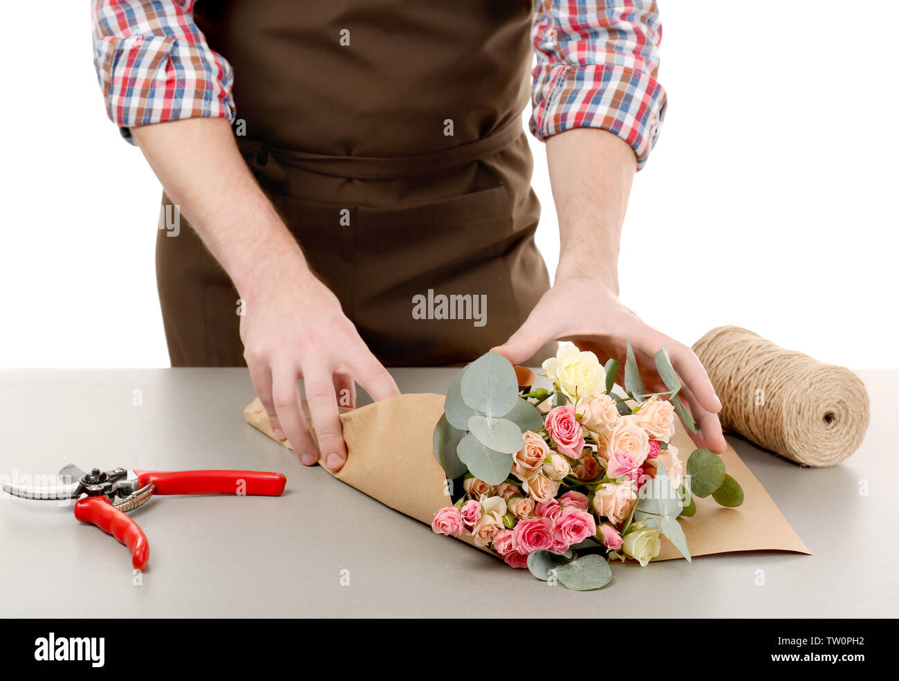 Fleuriste bouquet de fleurs mâles d'emballage en papier sur fond blanc Banque D'Images