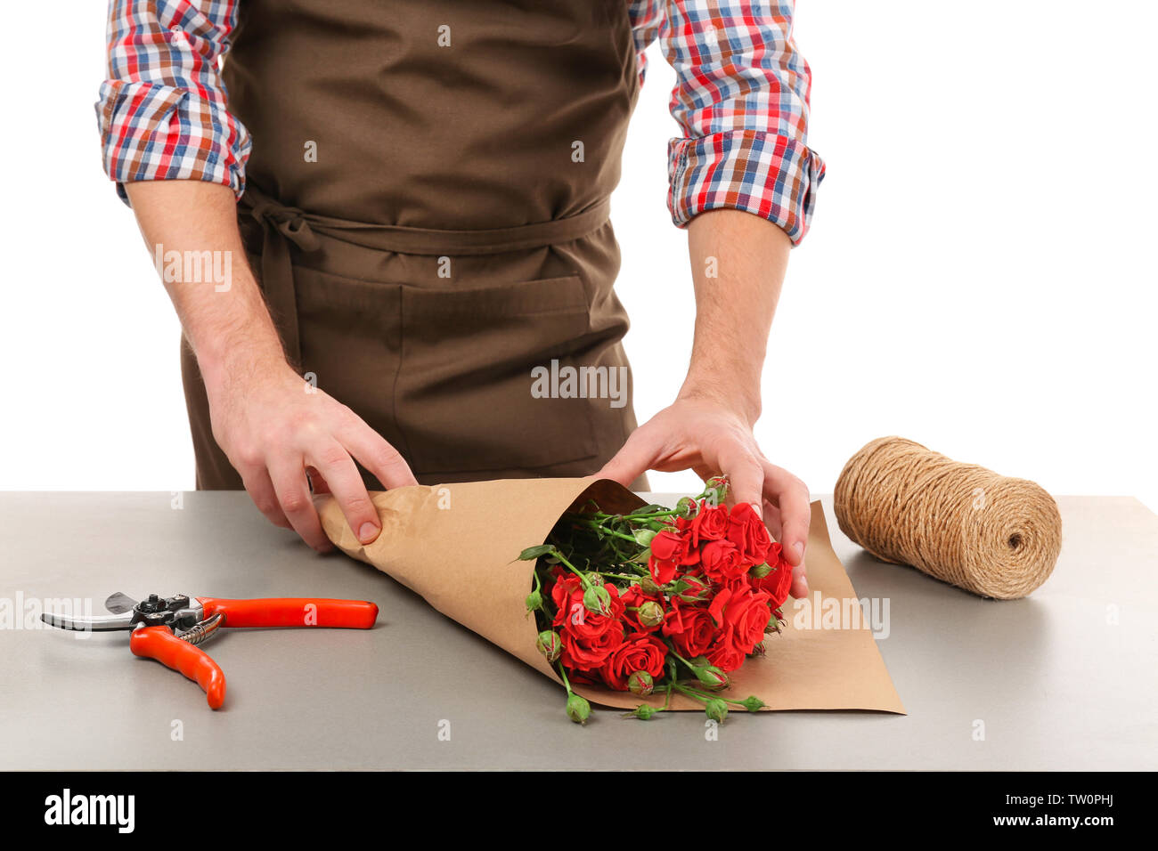 Fleuriste bouquet de fleurs mâles d'emballage en papier sur fond blanc Banque D'Images