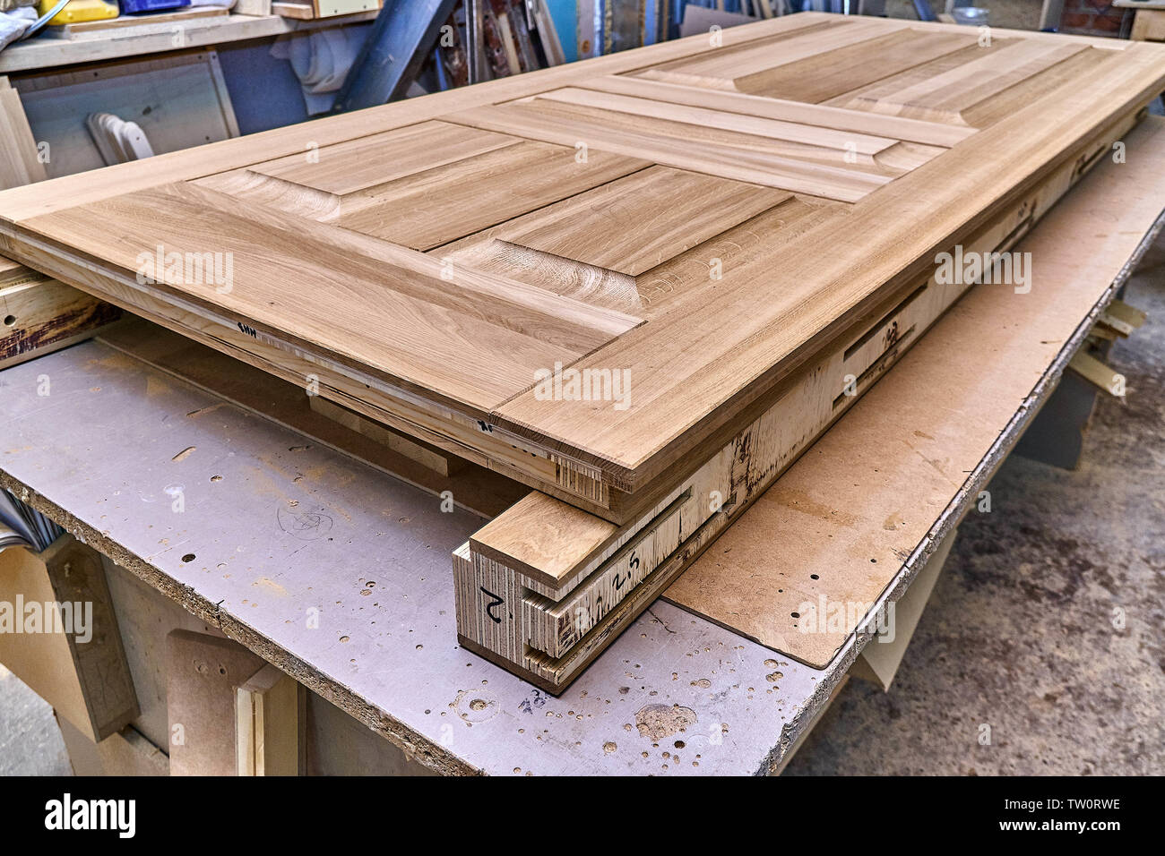 Processus de fabrication de portes en bois. Feuille de porte. Le travail du  bois et la production de menuiserie. La fabrication de meubles. Close-up  Photo Stock - Alamy