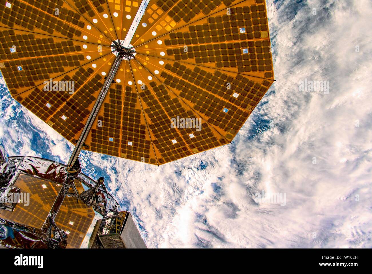Le vaisseau spatial nuages ci-dessous. La beauté dans la nature de notre planète Terre vue de la Station spatiale internationale (ISS). L'image est un domaine public han Banque D'Images