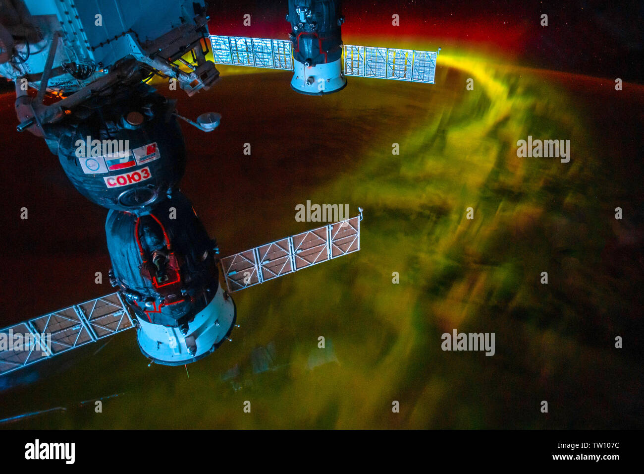 Aurora Borealis encadrée dans l'ISS. La beauté dans la nature de notre planète Terre vue de la Station spatiale internationale (ISS). L'image est une fonction dom Banque D'Images