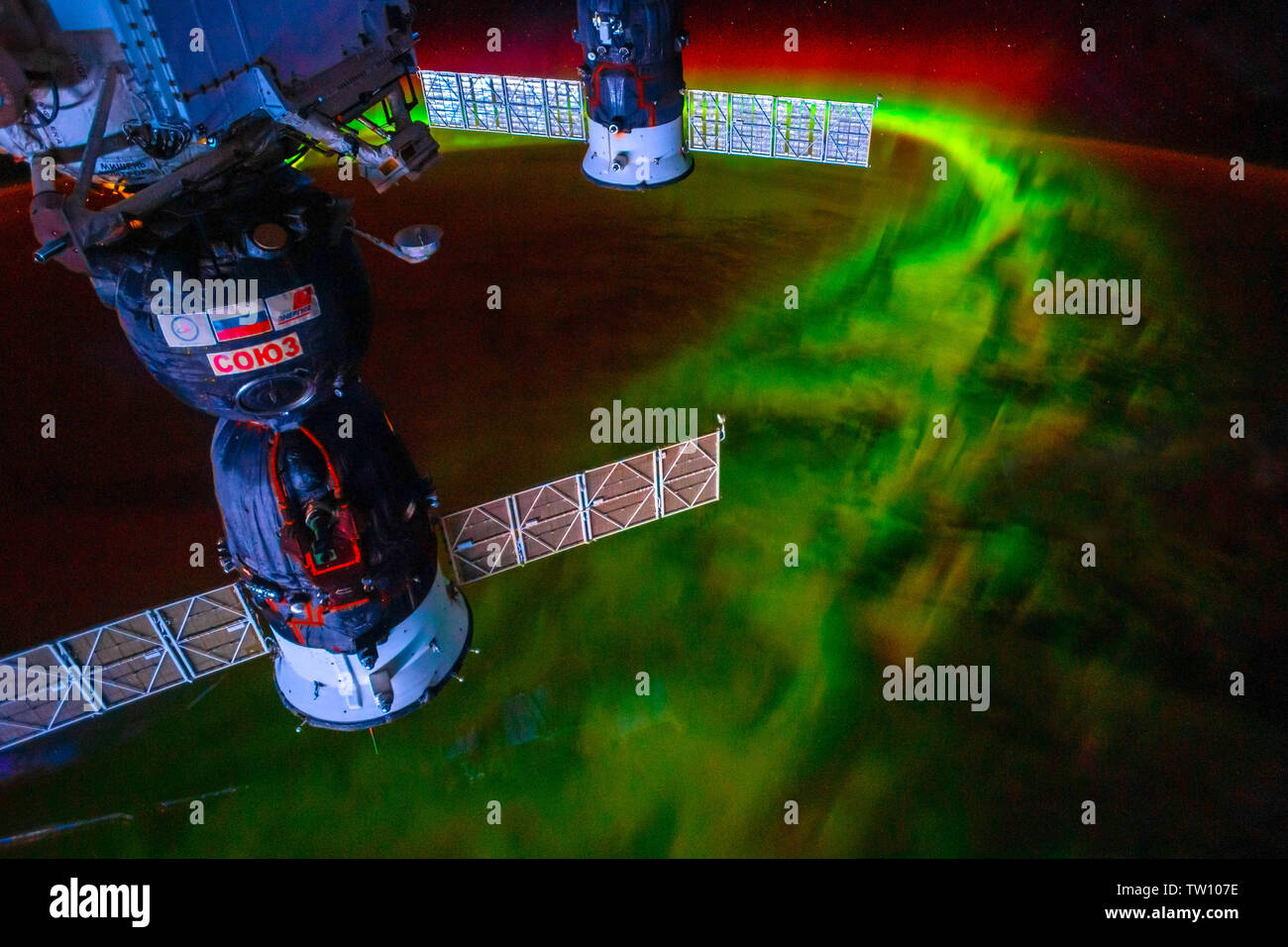 Aurora Borealis encadrée dans l'ISS. La beauté dans la nature de notre planète Terre vue de la Station spatiale internationale (ISS). L'image est une fonction dom Banque D'Images
