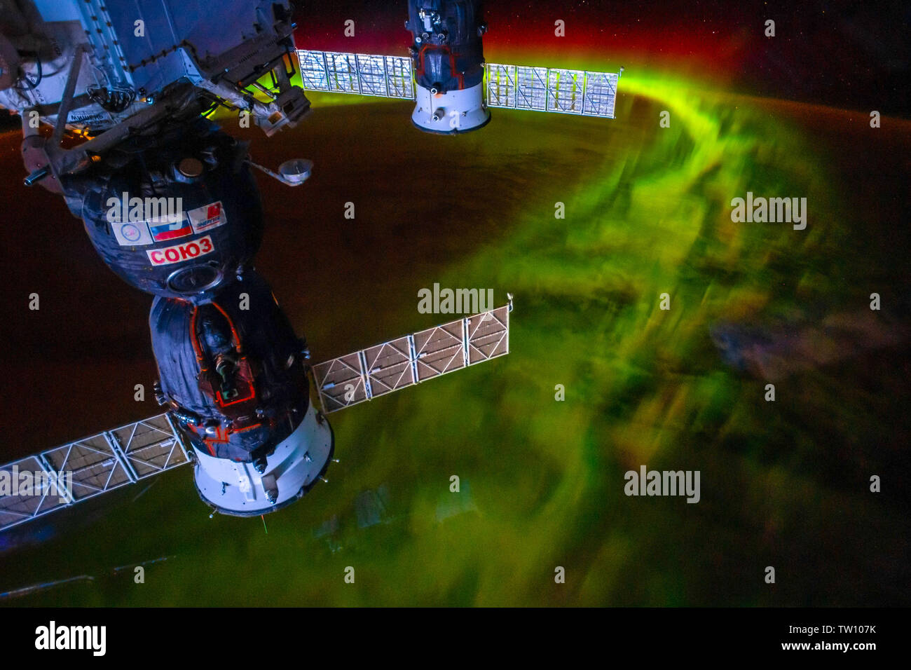 Aurora Borealis encadrée dans l'ISS. La beauté dans la nature de notre planète Terre vue de la Station spatiale internationale (ISS). L'image est une fonction dom Banque D'Images