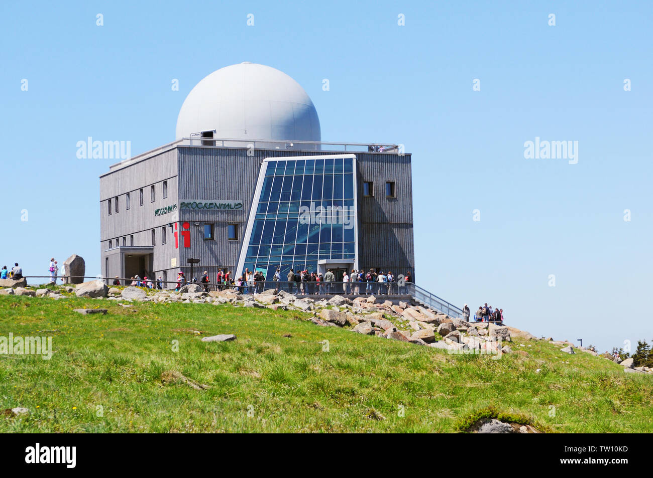 La montagne Brocken, la Saxe-anhalt / ALLEMAGNE - 26 mai 2019 : les visiteurs de crête de montagne Brocken Harz en zone de montagne. Maison touristique et sur l'hôtel Banque D'Images