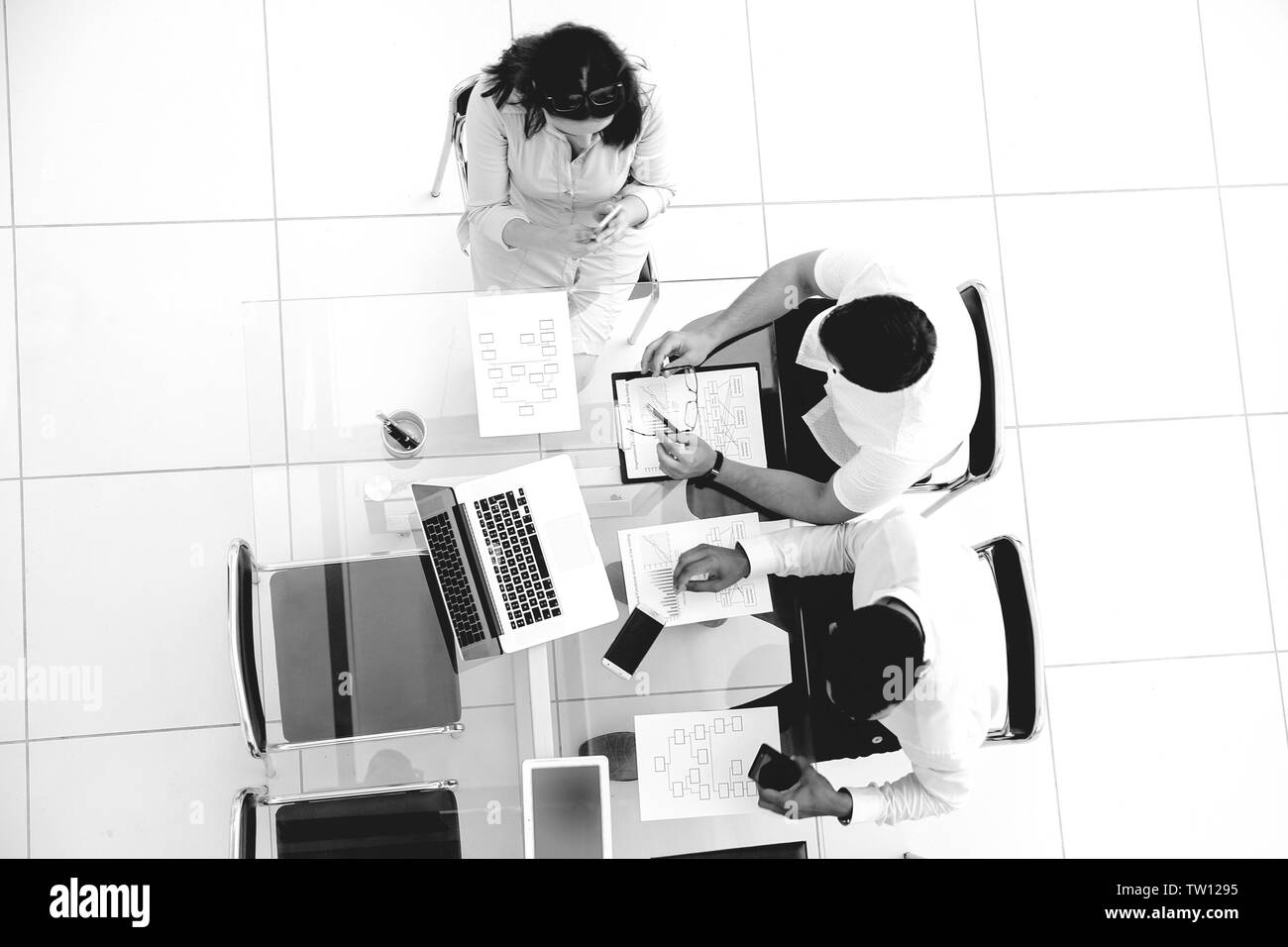 Vue d'en haut. L'équipe d'examen des documents financiers en semaine .. photo en noir et blanc Banque D'Images