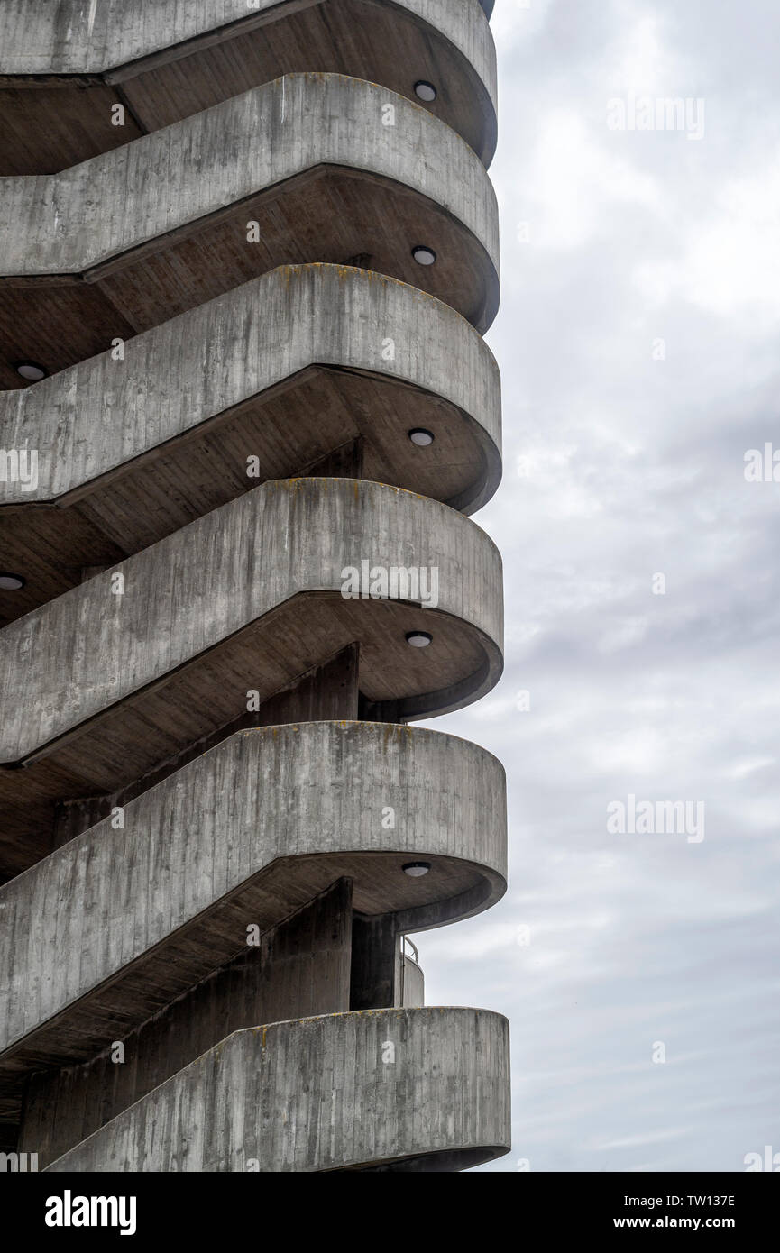 Les tours d'escalier extérieur en béton brutaliste sur un bâtiment de l'hôpital de Porto, Portugal. Banque D'Images