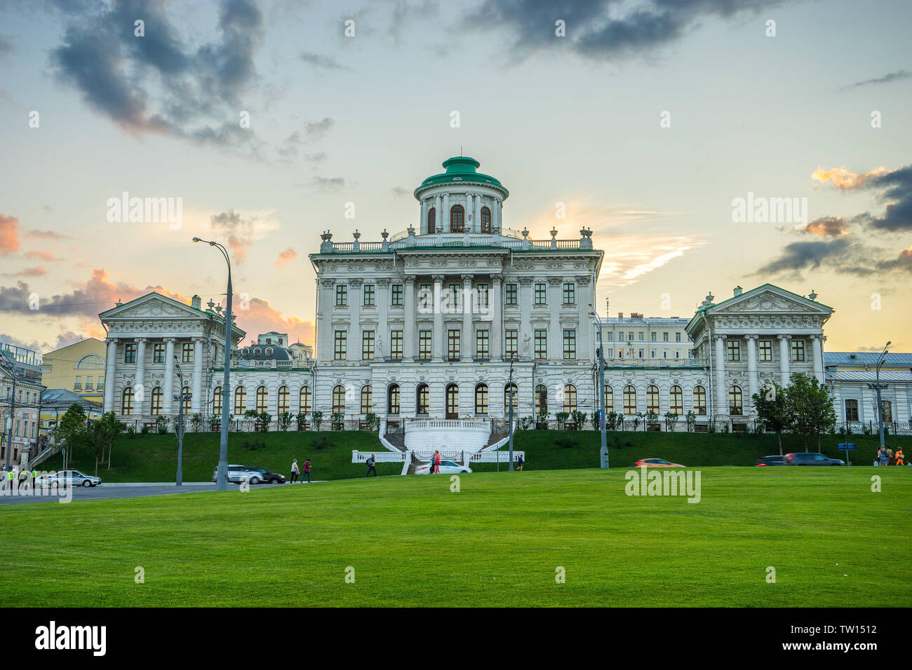 Moscou, Russie - 25 juil., 2015 : Pachkov - hôtel particulier néo-classique de la fin du xviiie siècle, une partie de la bibliothèque d'Etat de Russie Banque D'Images Moscou, Russie - 25 juil., 2015 : Pachkov - hôtel particulier néo-classique de la fin du xviiie siècle, une partie de la bibliothèque d'Etat de Russie Banque D'Images