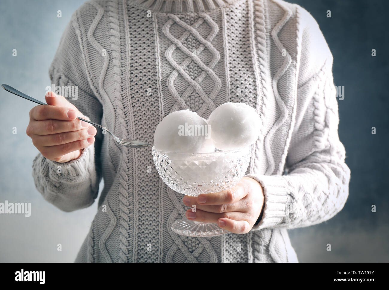 Les mains tenant un bol avec des boules de cristal sur l'arrière-plan flou Banque D'Images