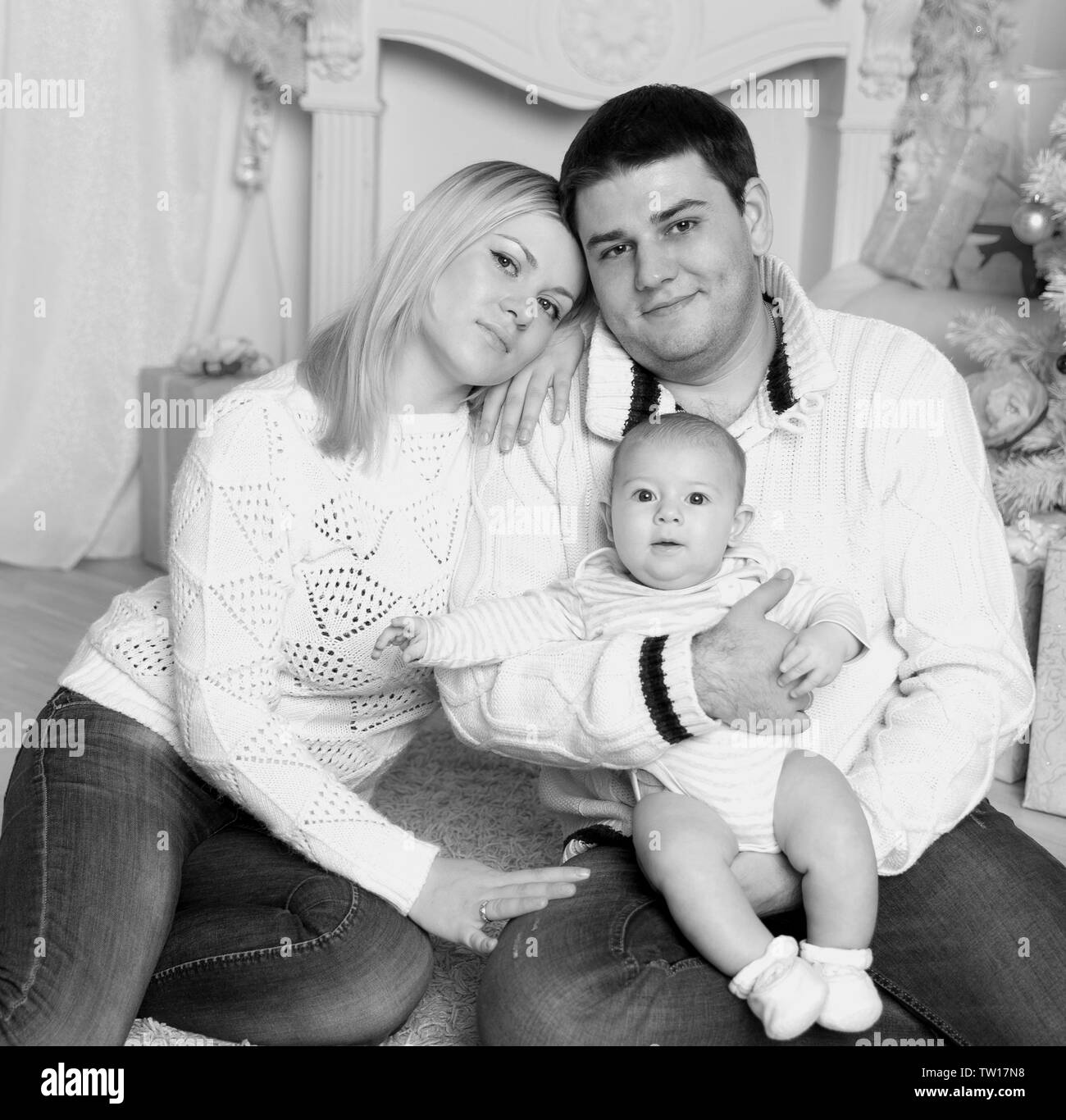 Portrait d'une famille heureuse sur soirée de Noël. le concept de Noël. photo en noir et blanc Banque D'Images