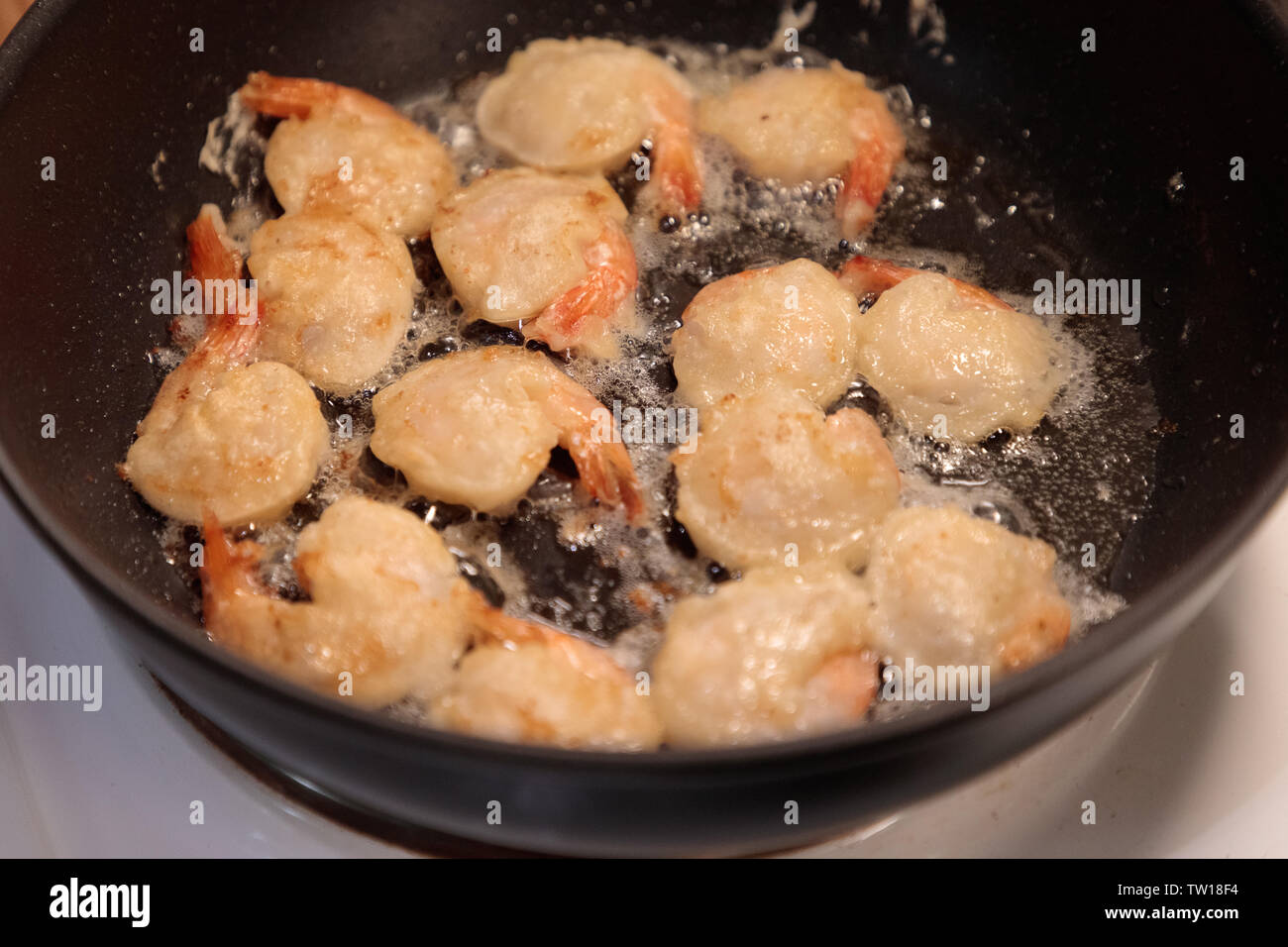 Poêlée de Crevettes dans une poêle close-up Banque D'Images