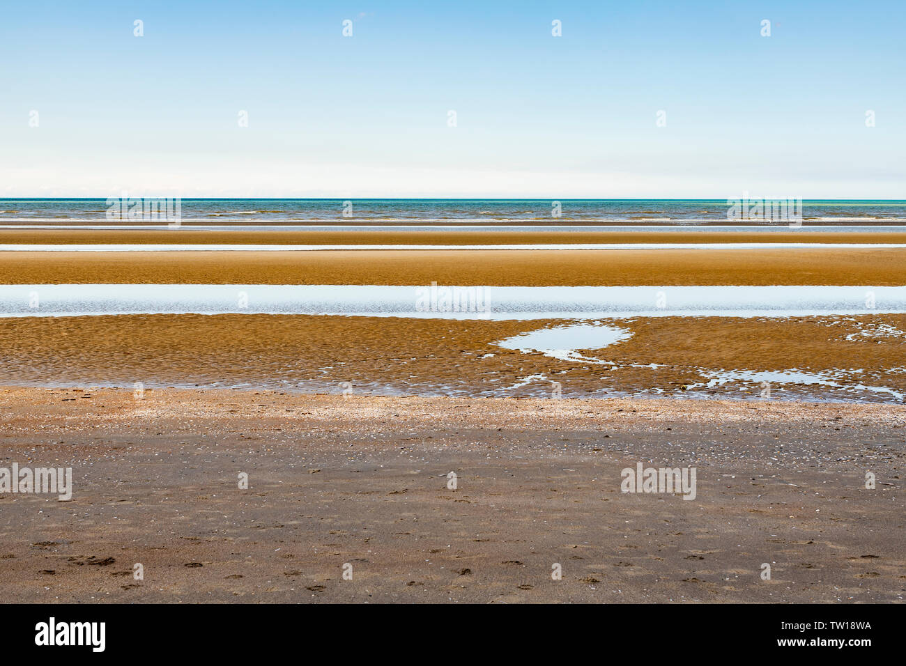 Oostduinkerke, Belgique - 19 juin 2019 : seascape minimaliste en couches avec bleu, vert et orange teintes Banque D'Images