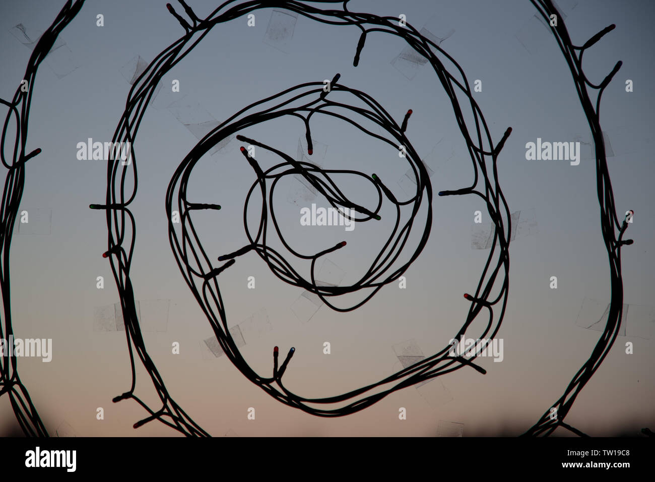 Guirlande décoration silhouette en spirale sur la fenêtre. Abstract background Banque D'Images