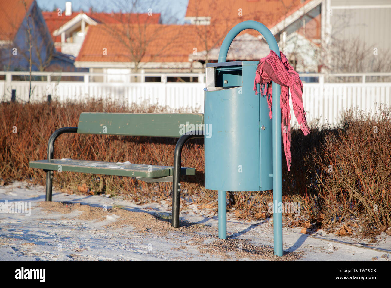 Écharpe près d'une poubelle dans le parc en hiver Banque D'Images