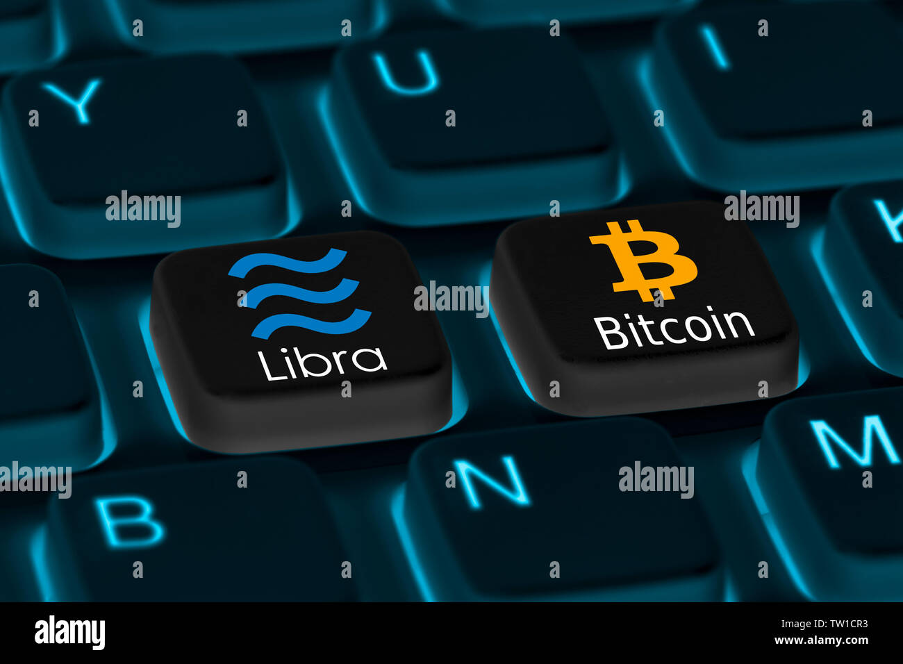 Clavier de l'ordinateur avec l'option de transférer de l'argent en ligne en utilisant Facebook's balance ou cryptocurrency Bitcoin service de transfert. Cryptocurrencies. Banque D'Images