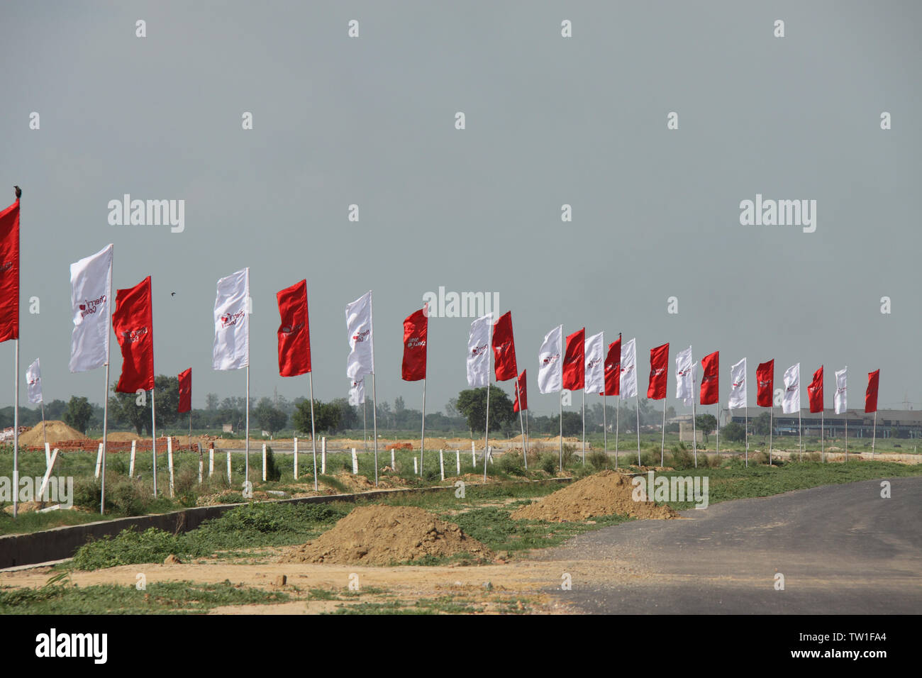 Rangée de drapeaux sur la route, Inde Banque D'Images