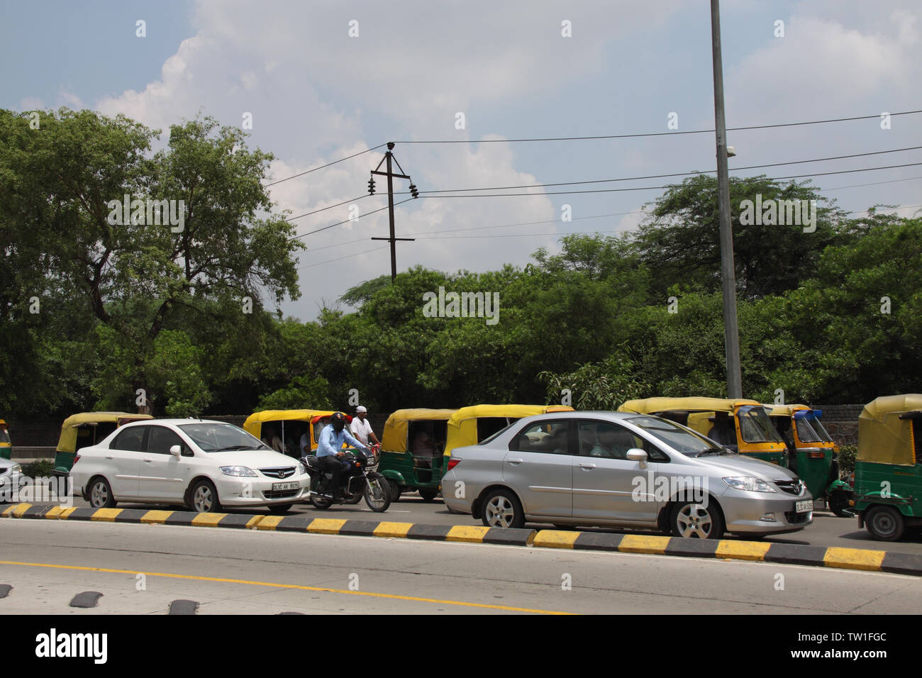 Le trafic sur la route, New Delhi, Inde Banque D'Images