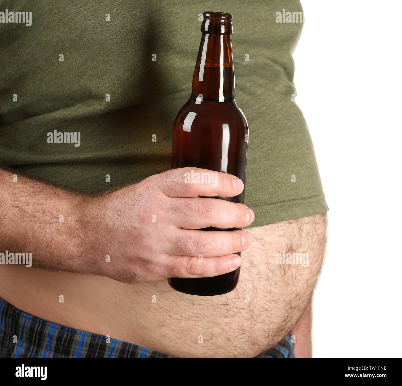 Homme avec gros ventre tenant une bouteille de bière sur fond blanc Photo  Stock - Alamy