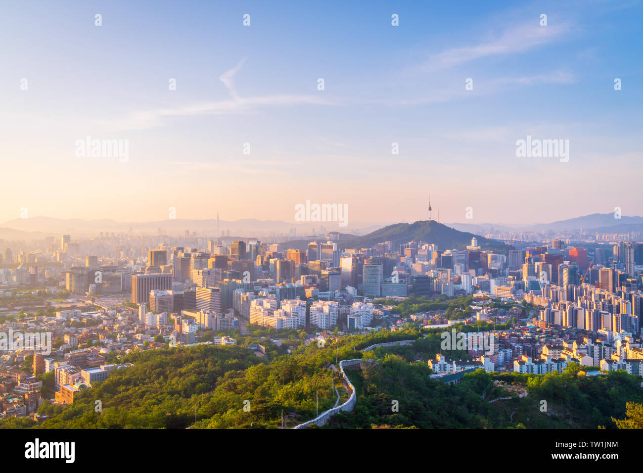 Lever du soleil sur les toits de la ville de Séoul, Corée du Sud. Banque D'Images