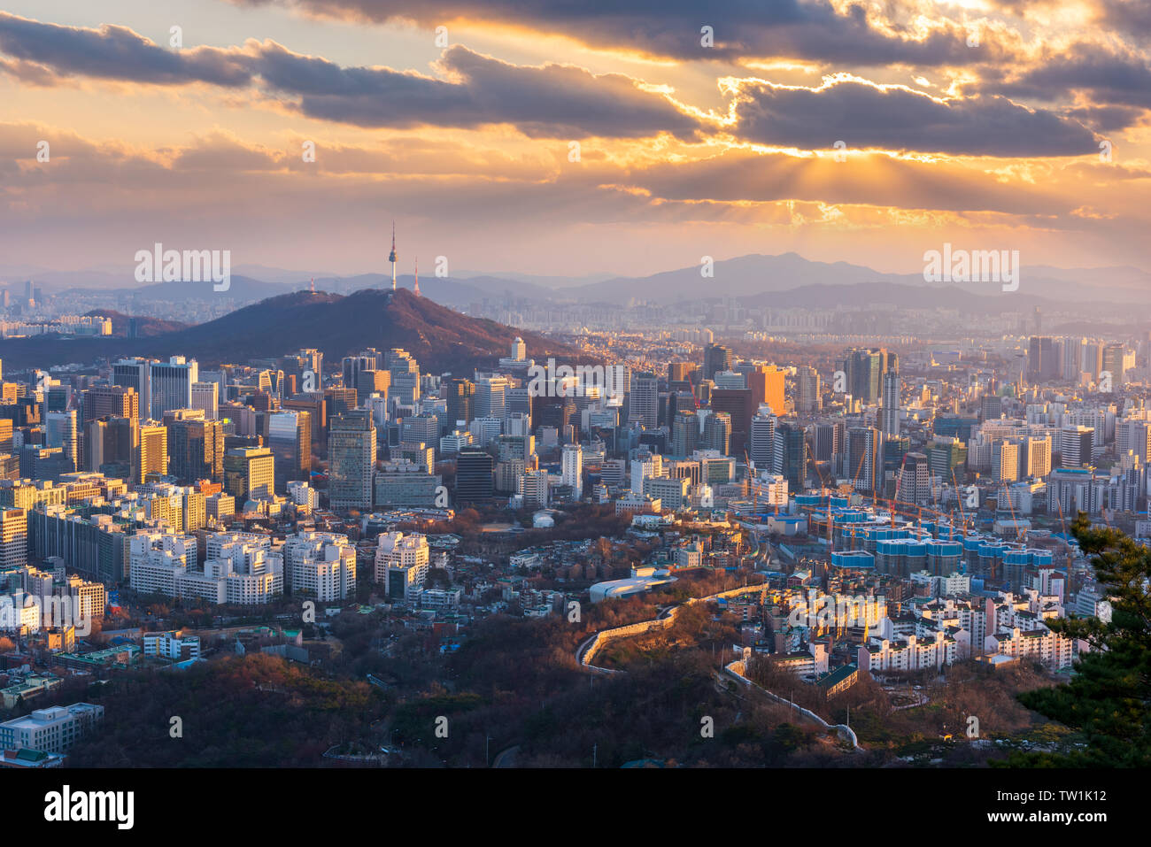 Vue aérienne de coucher du soleil à Séoul en Corée du Sud, les toits de la ville Banque D'Images