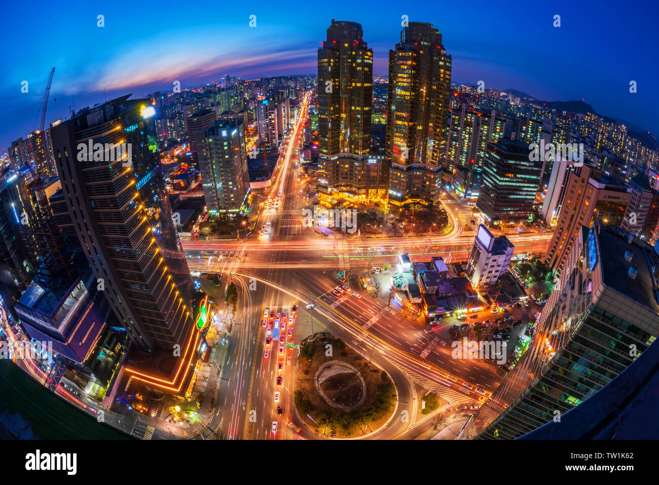 Trafic de nuit dans la ville de Séoul, Corée du Sud. Banque D'Images