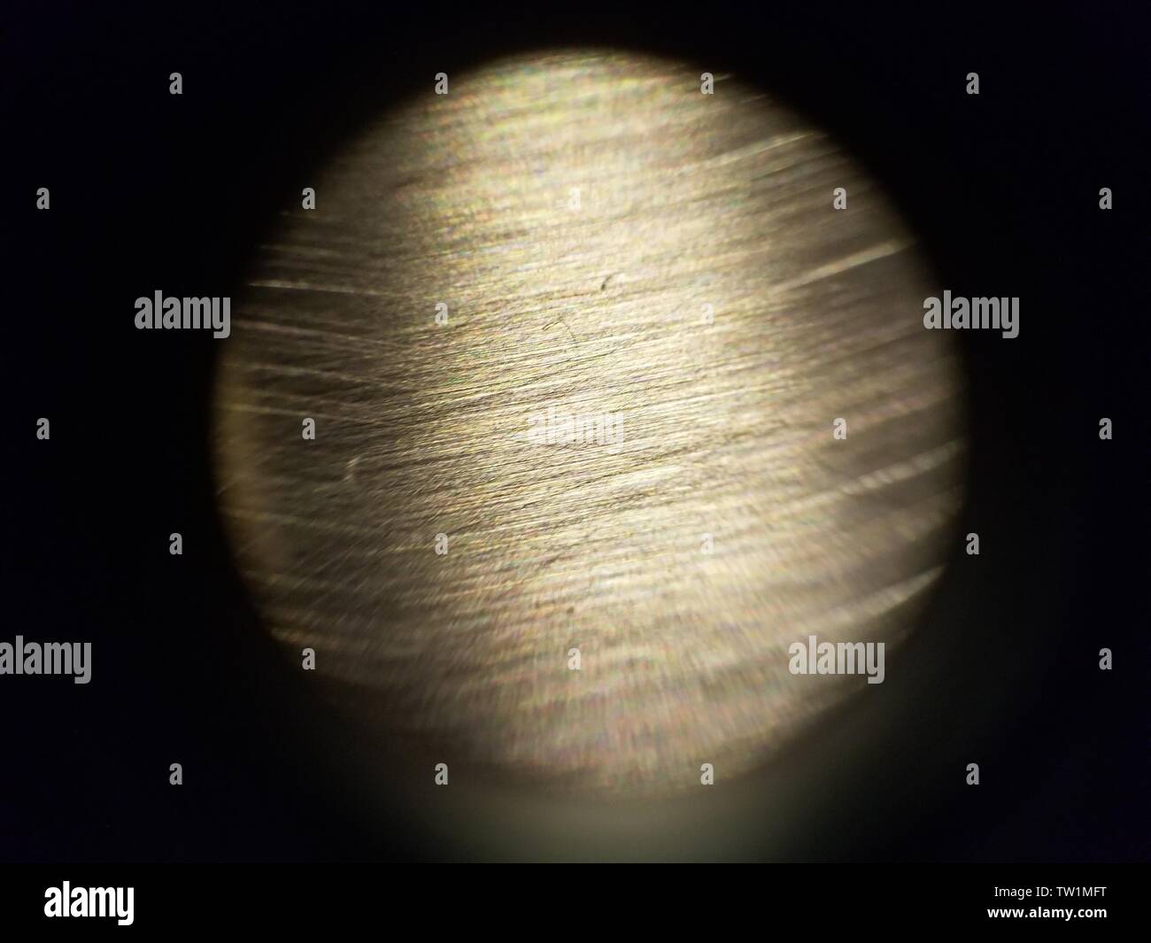 Photo prise au microscope d'une surface en acier inoxydable à environ 30x de grossissement, le 25 mai 2019. () Banque D'Images