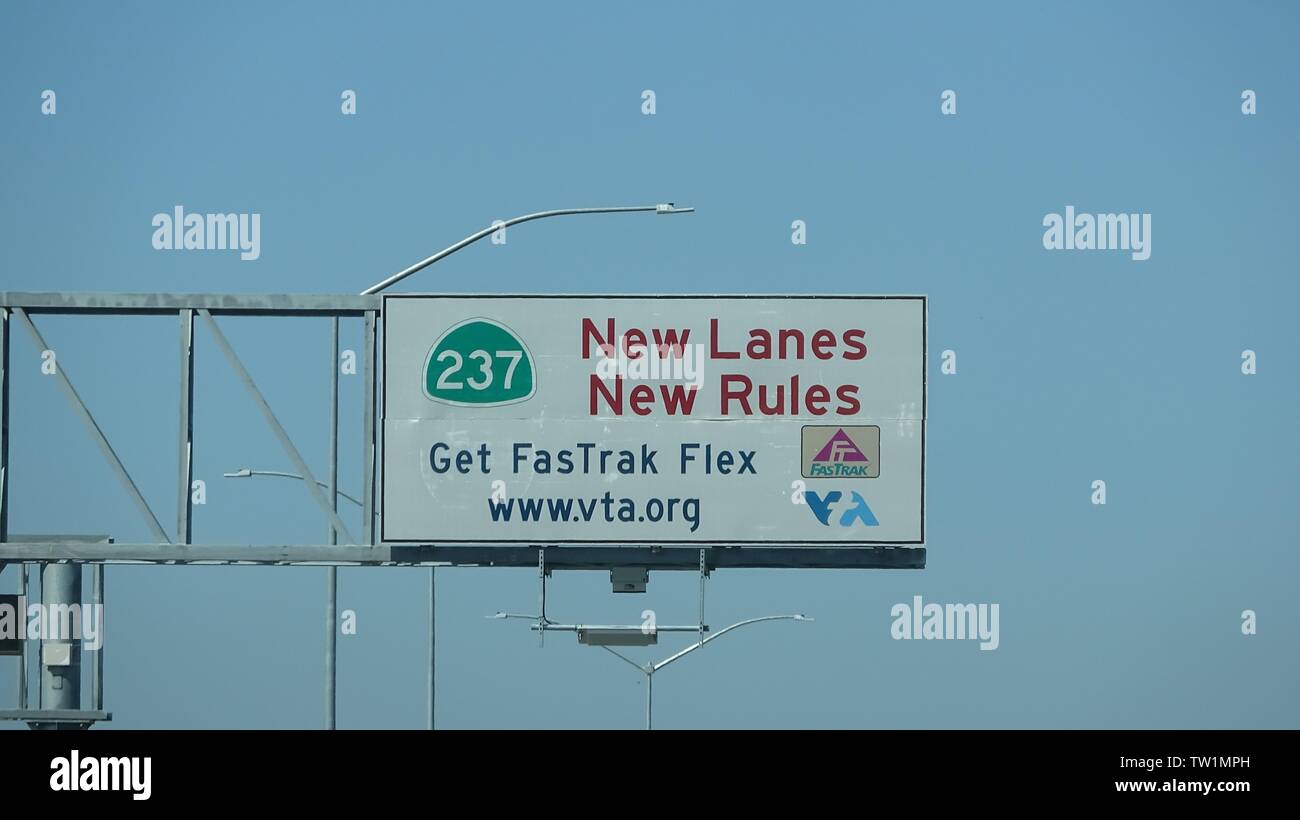 Close-up of sign reading nouvelles voies, de nouvelles règles, annonçant l'ouverture d'un Flex Fastrak Express lane dans la Silicon Valley, Mountain View, Californie, avec une tarification dynamique des péages en fonction des conditions de circulation, le 3 mai 2019. () Banque D'Images