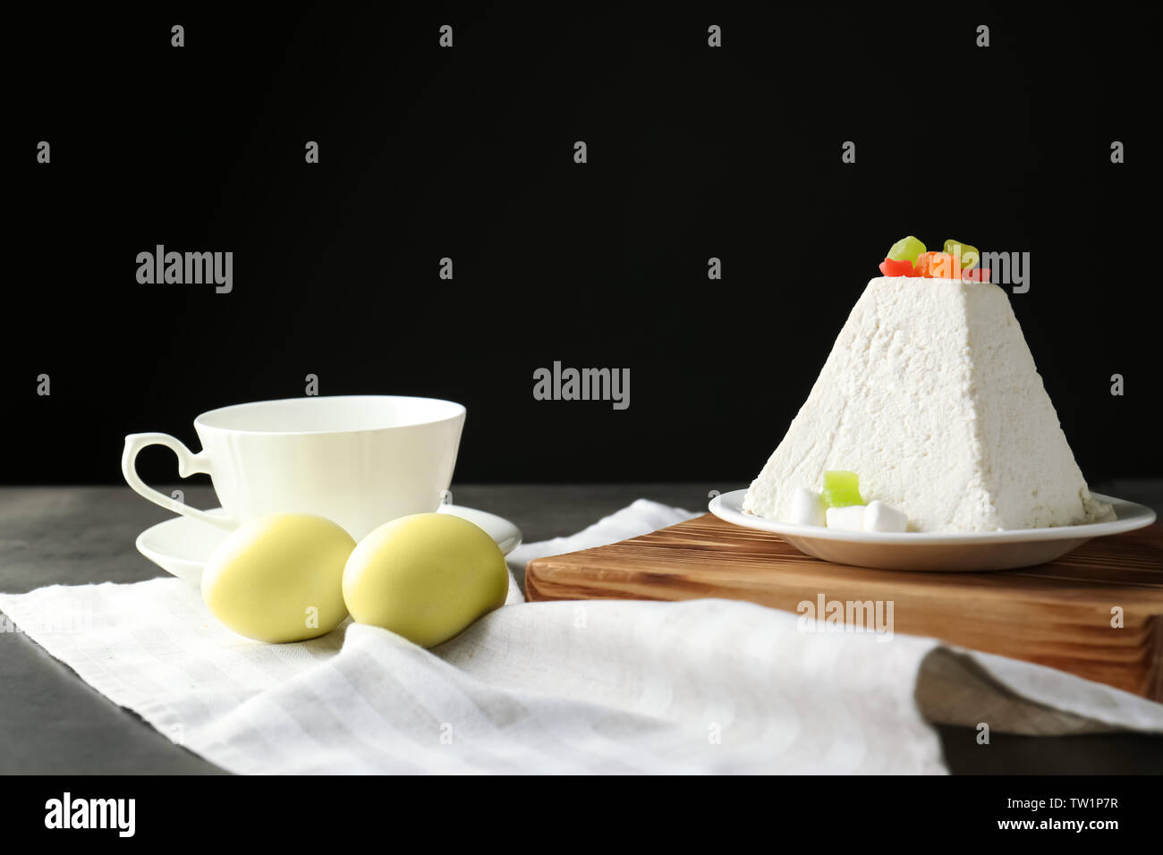 Caillé traditionnel gâteau de Pâques sur fond noir Banque D'Images