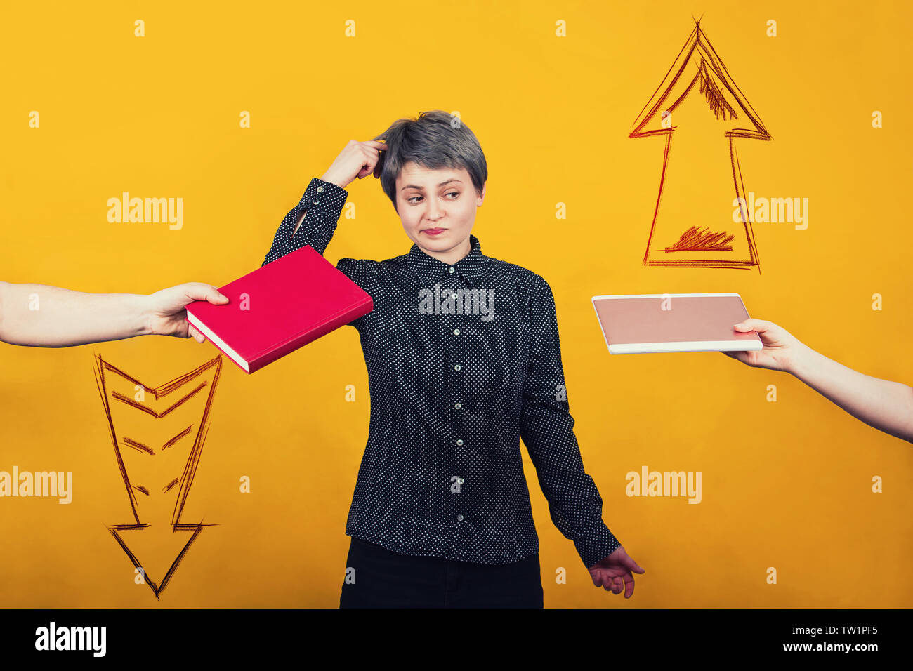 Pensive woman student pense ce qu'il faut choisir entre un manuel et e- book. Vs traditionnel l'éducation moderne. Lecteur faire choix douteux pour technolo Banque D'Images