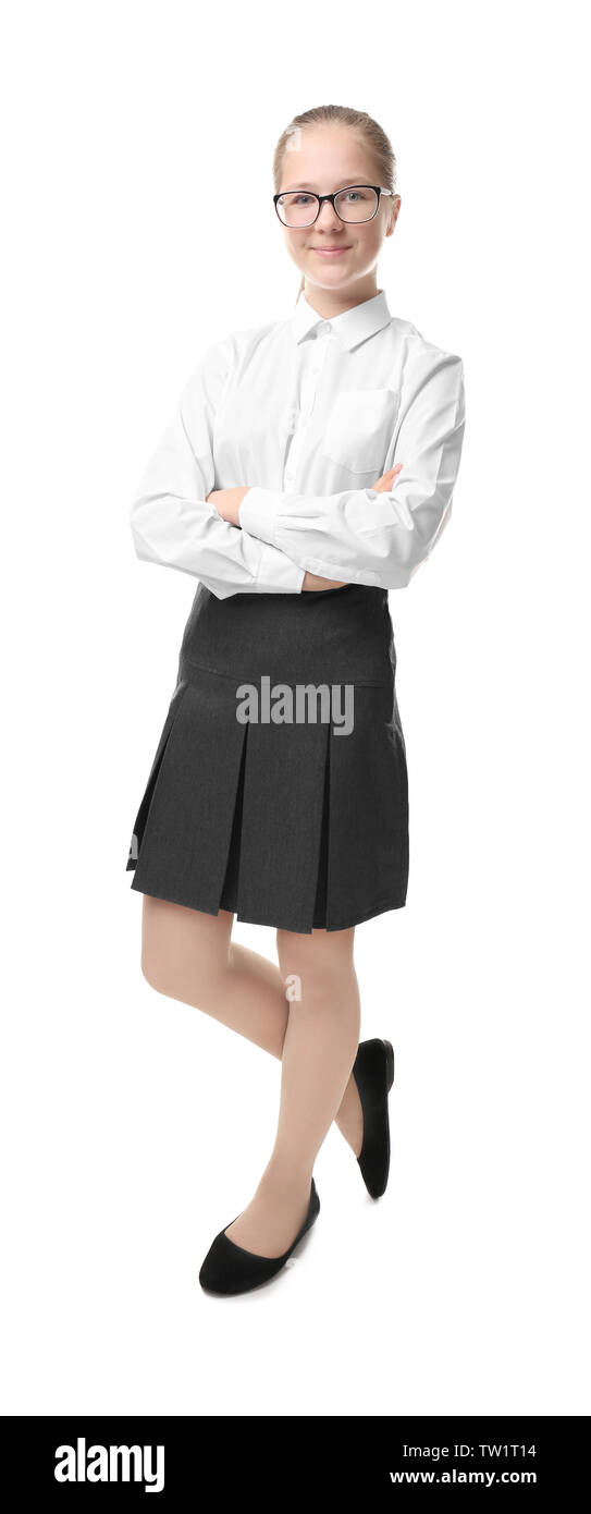 Jolie fille dans l'uniforme scolaire sur fond blanc Banque D'Images