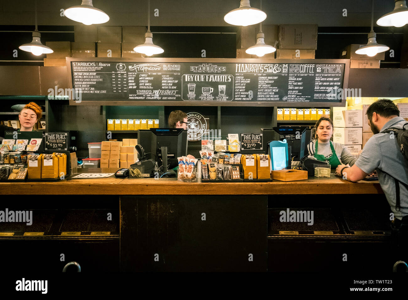 Le Pike Place Original Starbucks Starbucks store ( ) , c'est le premier magasin Starbucks créé en 1971 à Pike Place Market dans le centre-ville de Seattle Banque D'Images