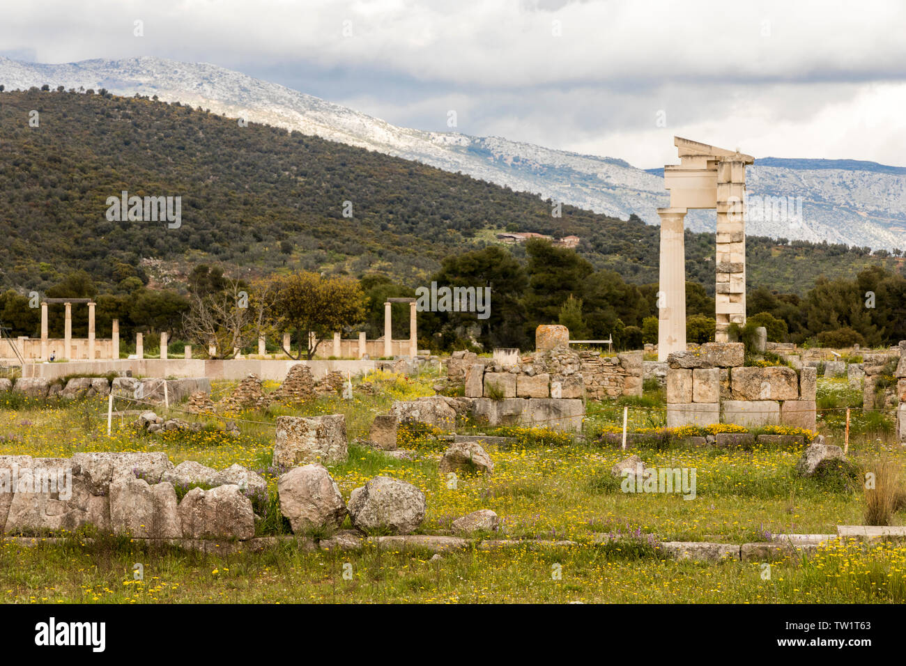 Epidaure, en Grèce. L'Ancien Temple et Abaton d'Epidaure, dans le sanctuaire dédié à l'ancien dieu grec de la médecine, Asclépios Banque D'Images