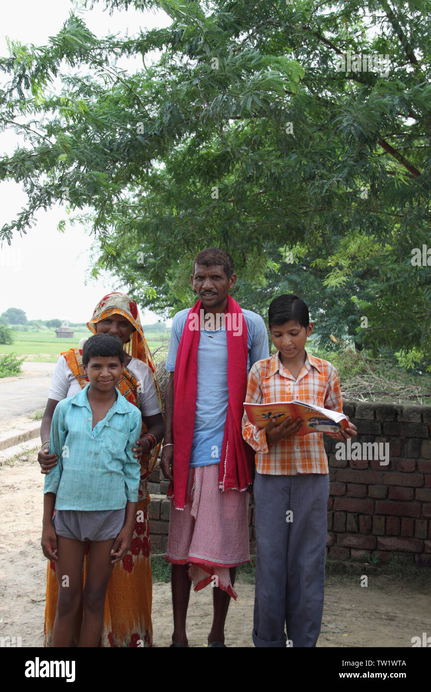 Famille debout sous l'arbre, Inde Banque D'Images