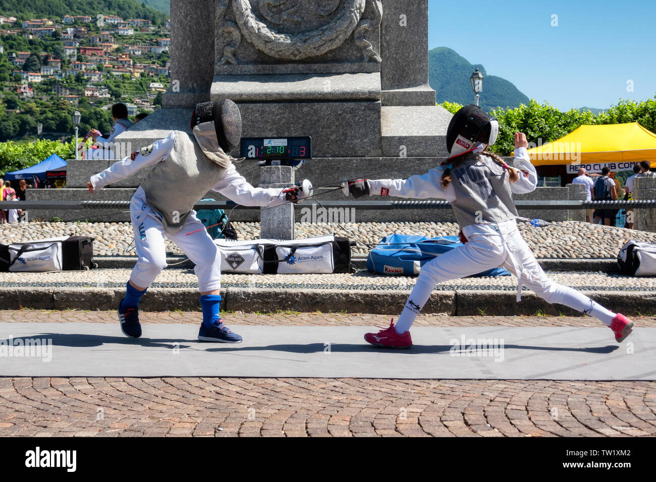 CERNOBBIO, ITALIE - 16 juin 2019 : Kid tireurs escrime et pratiquant avec épée pendant un festival sportif Banque D'Images