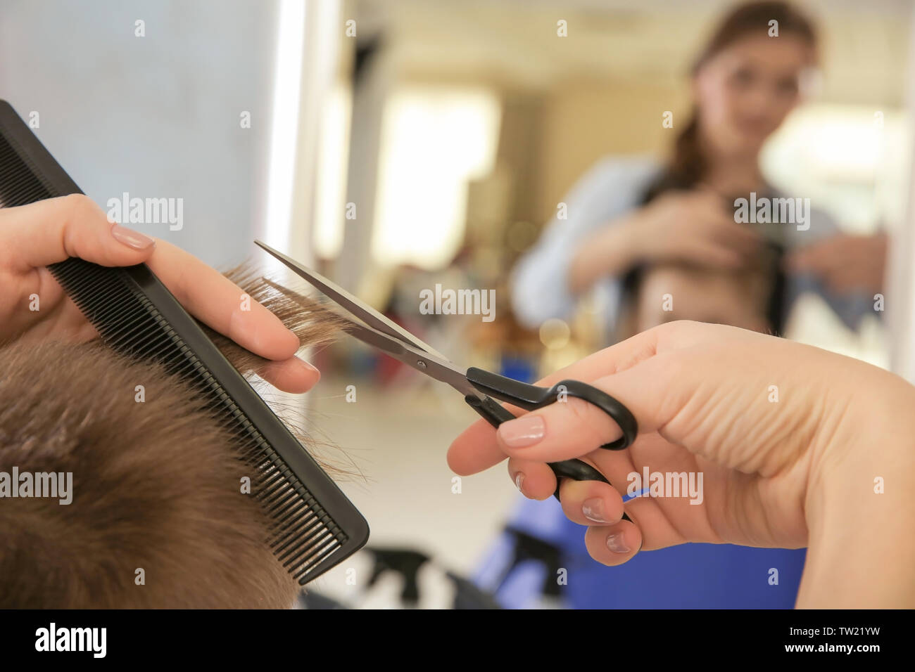 Mignon petit garçon dans le salon de coiffure Banque D'Images