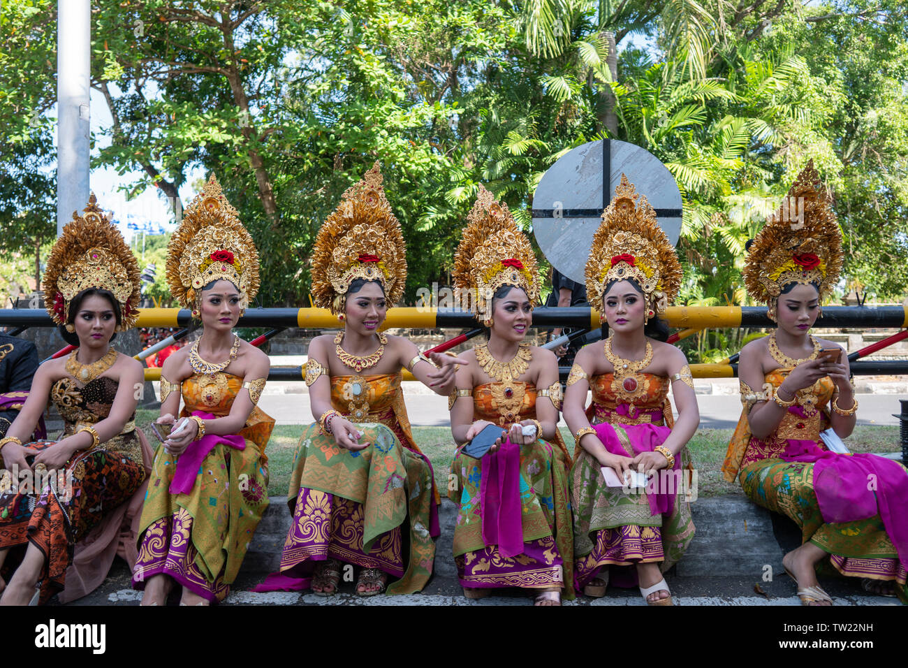 DENPASAR BALI - 15 juin 2019 : les jeunes femmes portant balinais balinais  traditionnel sarong traditionnel et une coiffure à la cérémonie d'ouverture  de l'art de Bali Photo Stock - Alamy
