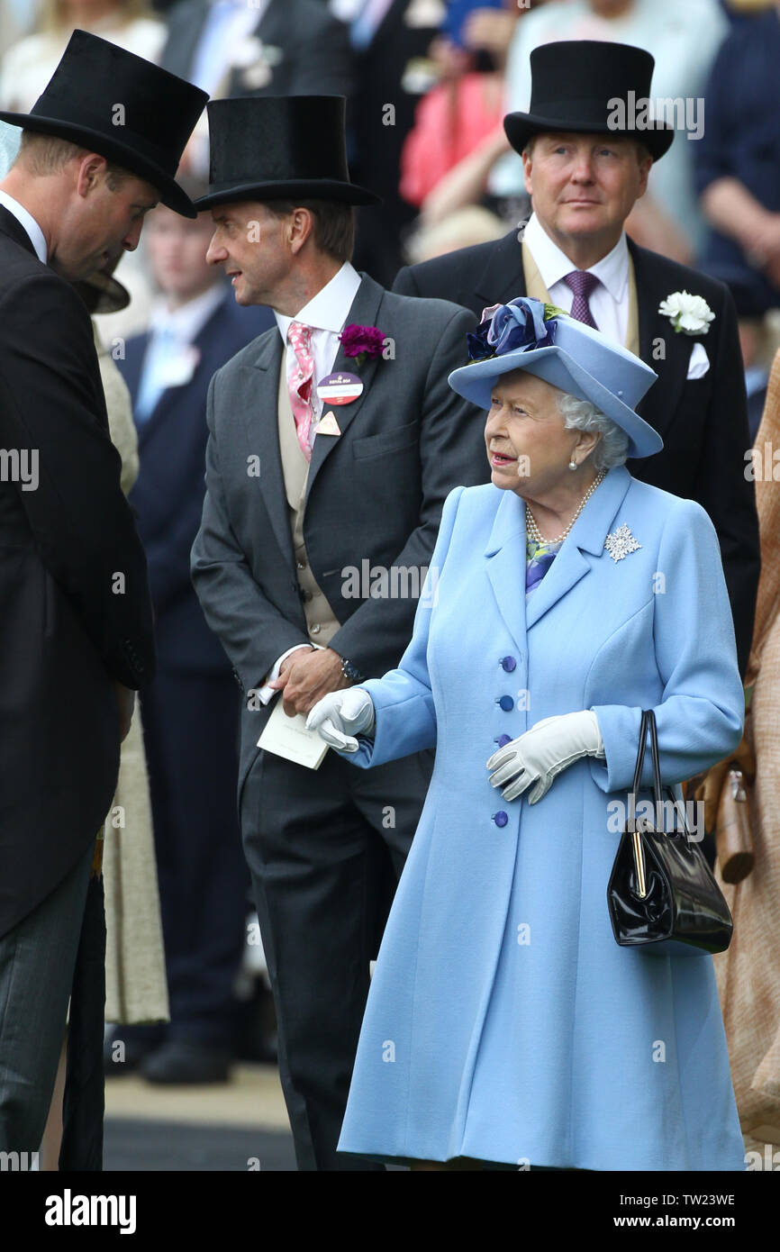 L''hippodrome d''Ascot Berkshire, Royaume-Uni. 18 Juin, 2019. Le prince William, duc de Cambridge, le Roi Willem-Alexander des Pays-Bas et de la reine Elizabeth II assister à la première journée de Royal Ascot à Ascot Racecourse dans le Berkshire, en Angleterre. 18 juin 2019. Crédit : Trevor Adams/Matrix/MediaPunch ***AUCUNE UK*** REF : 192207 : MediaPunch MTX Crédit Inc/Alamy Live News Banque D'Images