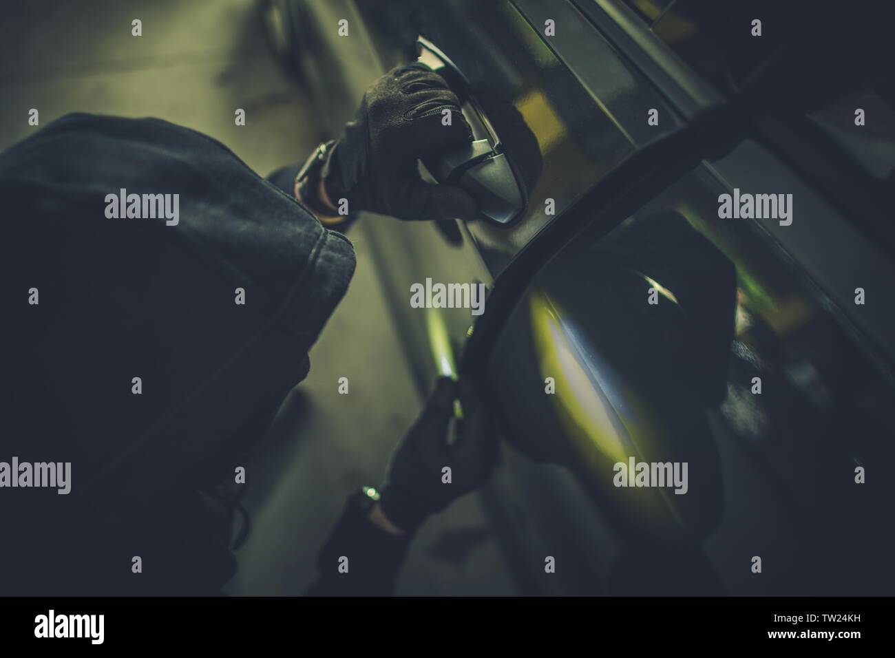 Voleur de voiture moderne d'ouverture des portes de voiture et de voler la voiture. Grand Theft Auto Concept Photo. Banque D'Images