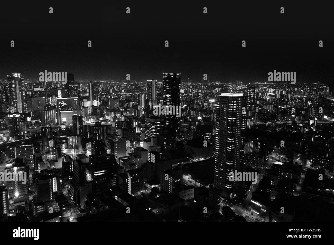 Le noir et blanc de nuit vue de Umeda Sky Building. Ciel Umeda est le dix-neuvième-plus haut bâtiment de Osaka, Japon Banque D'Images