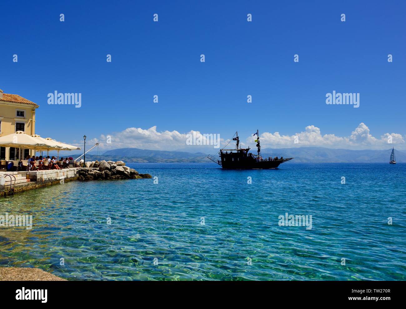 Bateau de pirate passant,Cafe,Bar,RESTAURANT,Faliraki, vieille ville de Corfou, Corfou, îles Ioniennes, Grèce Banque D'Images