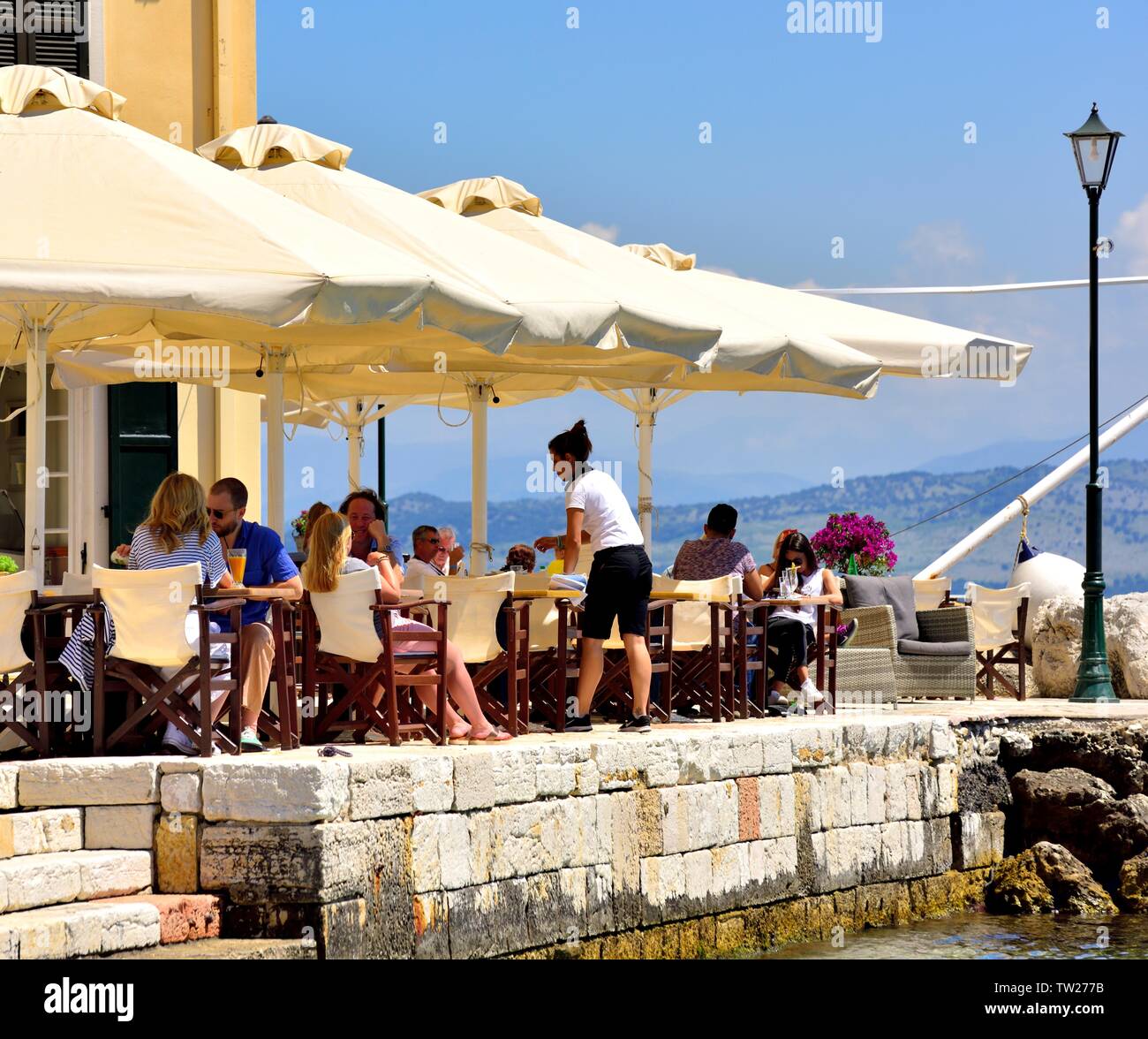 Au Cafe waitress,,Bar,RESTAURANT,Faliraki, vieille ville de Corfou, Kerkyra, îles Ioniennes, Grèce Banque D'Images